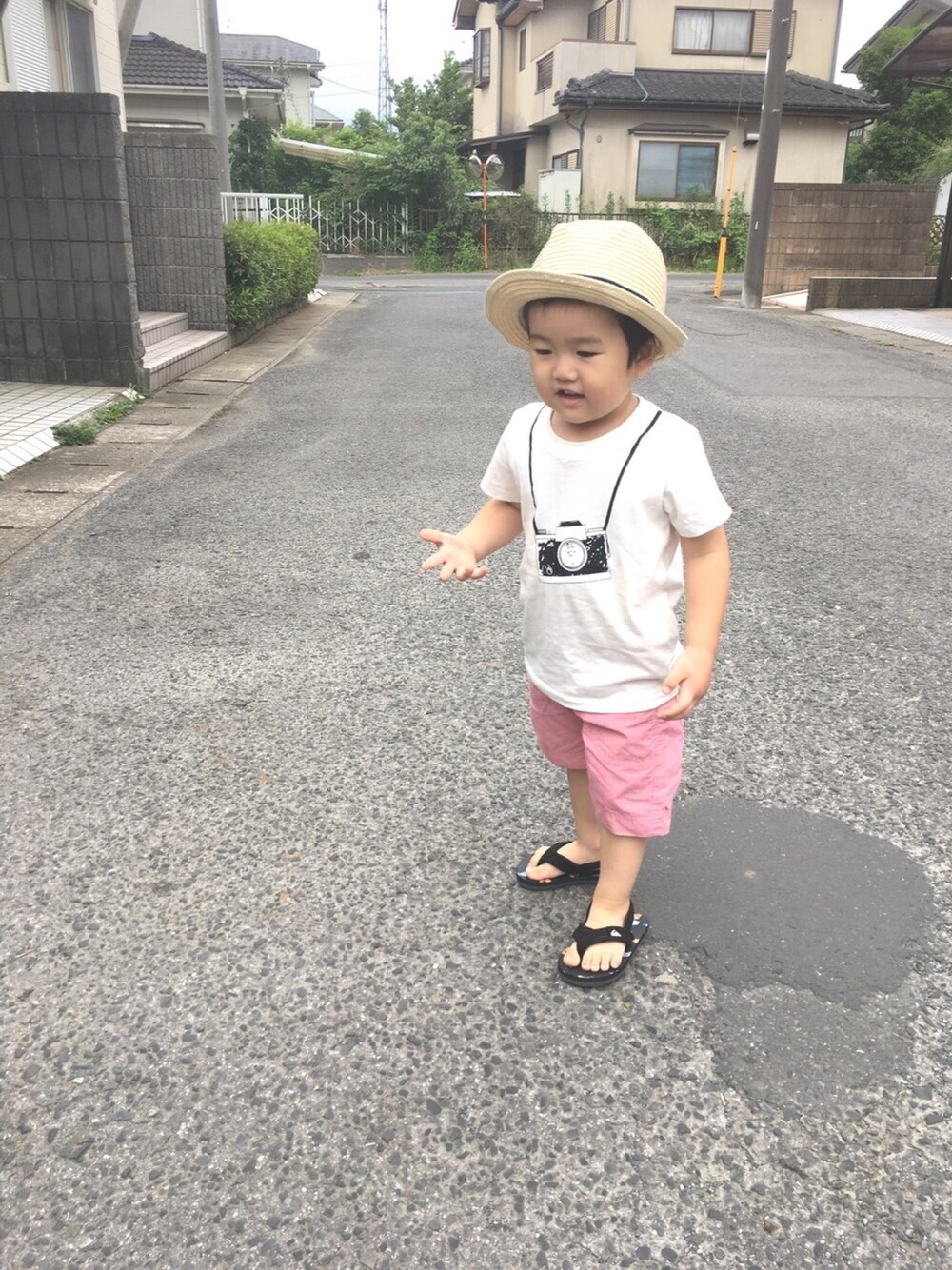 「kids、2歳、夏、ピンク男子」｜「GAPのアイテム（ハット、ベージュ系）」を使った、totoさん（キッズ・80cm）の夏コーディネートの1枚目の写真
