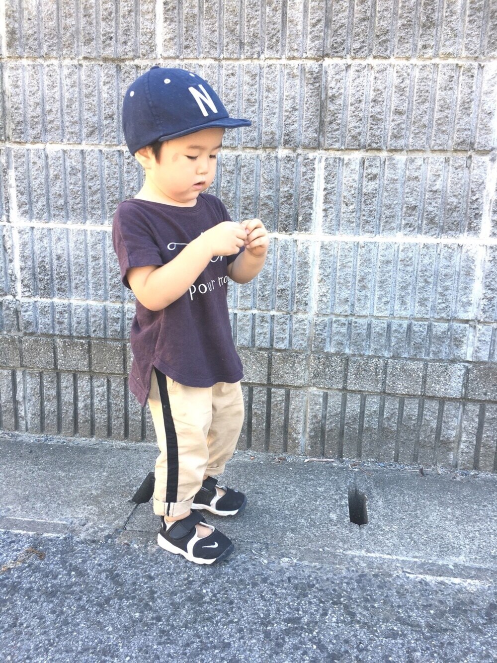 「kids、2歳、スポーツサンダル、キャップ」｜「FITHのアイテム（Tシャツ/カットソー、ブラック系）」を使った、totoさん（キッズ・80cm）の夏コーディネートの1枚目の写真
