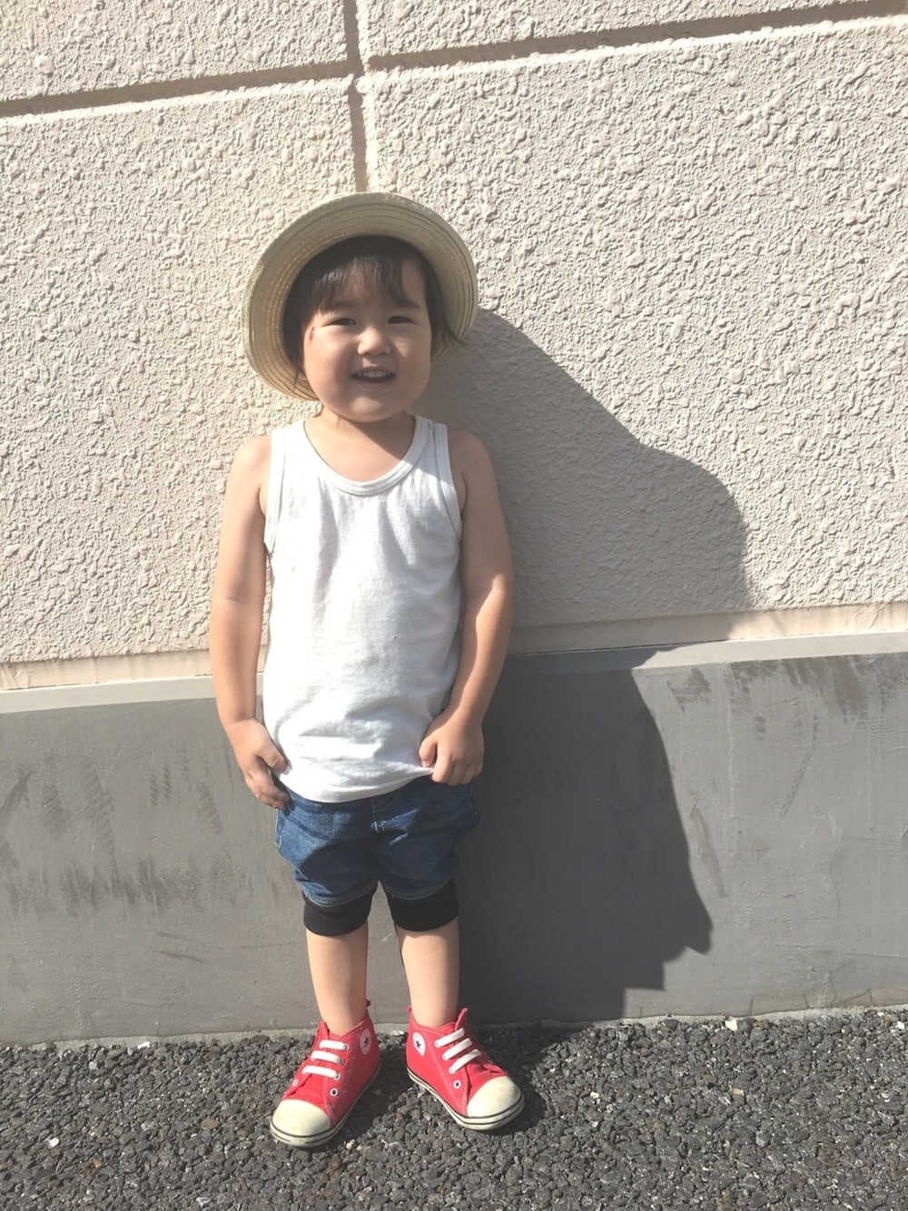 「kids、2歳、夏コーデ、麦わら帽子、スニーカー、赤コンバース」｜「GAPのアイテム（ハット、ベージュ系）」を使った、totoさん（キッズ・80cm）の夏コーディネートの1枚目の写真