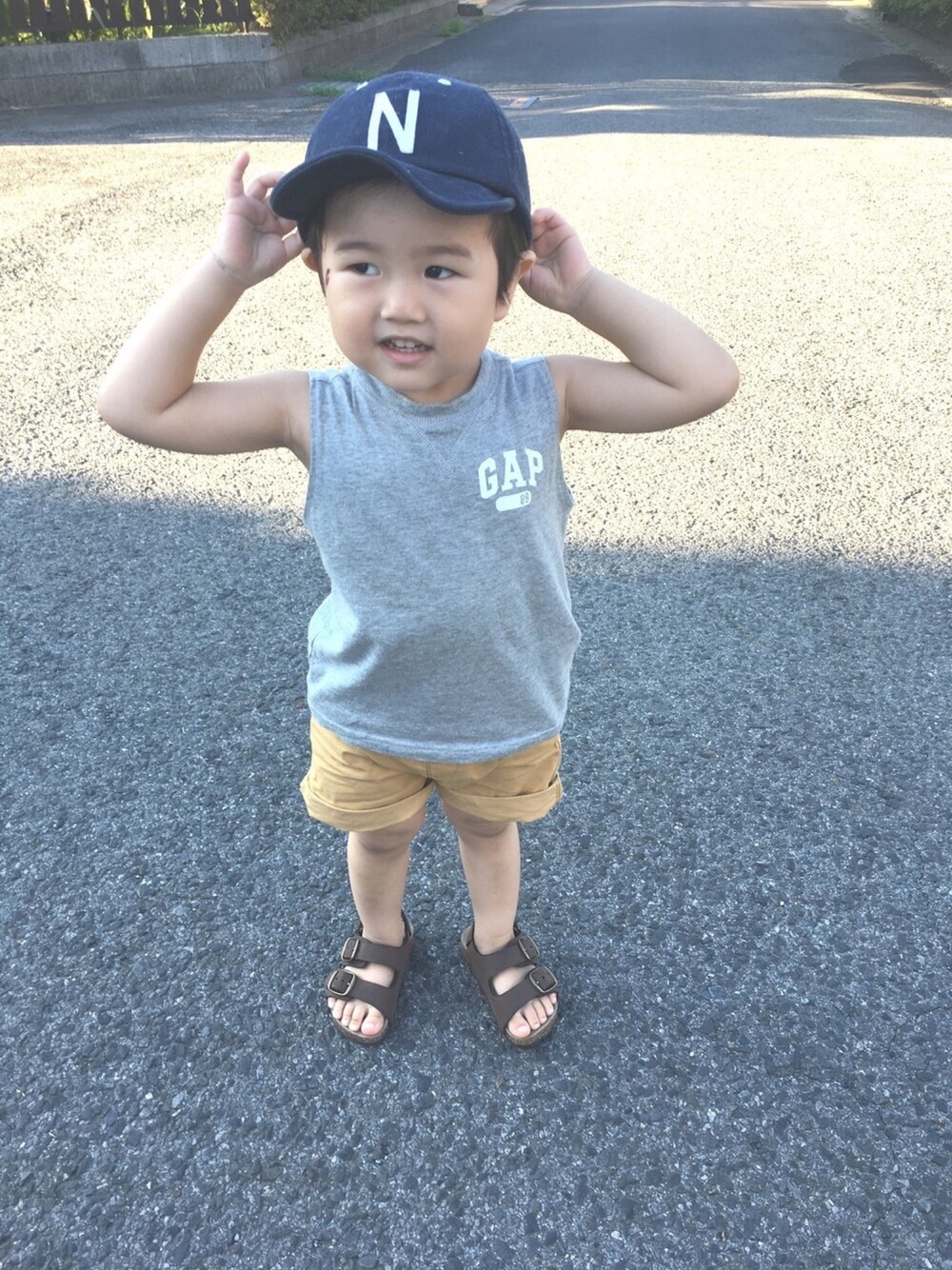 「kids、2歳、シンプル、夏コーデ、タンクトップ」｜「GAPのアイテム（タンクトップ、グレー系）」を使った、totoさん（キッズ・80cm）の夏コーディネートの1枚目の写真