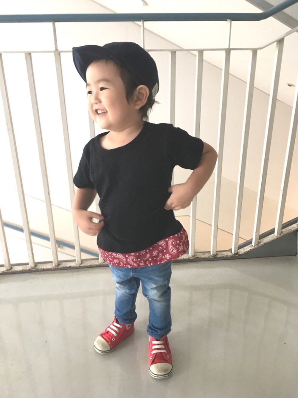 「kids、2歳、夏コーデ、カジュアルコーデ」｜「CONVERSEのアイテム（スニーカー、レッド系）」を使った、totoさん（キッズ・80cm）の夏コーディネートの1枚目の写真