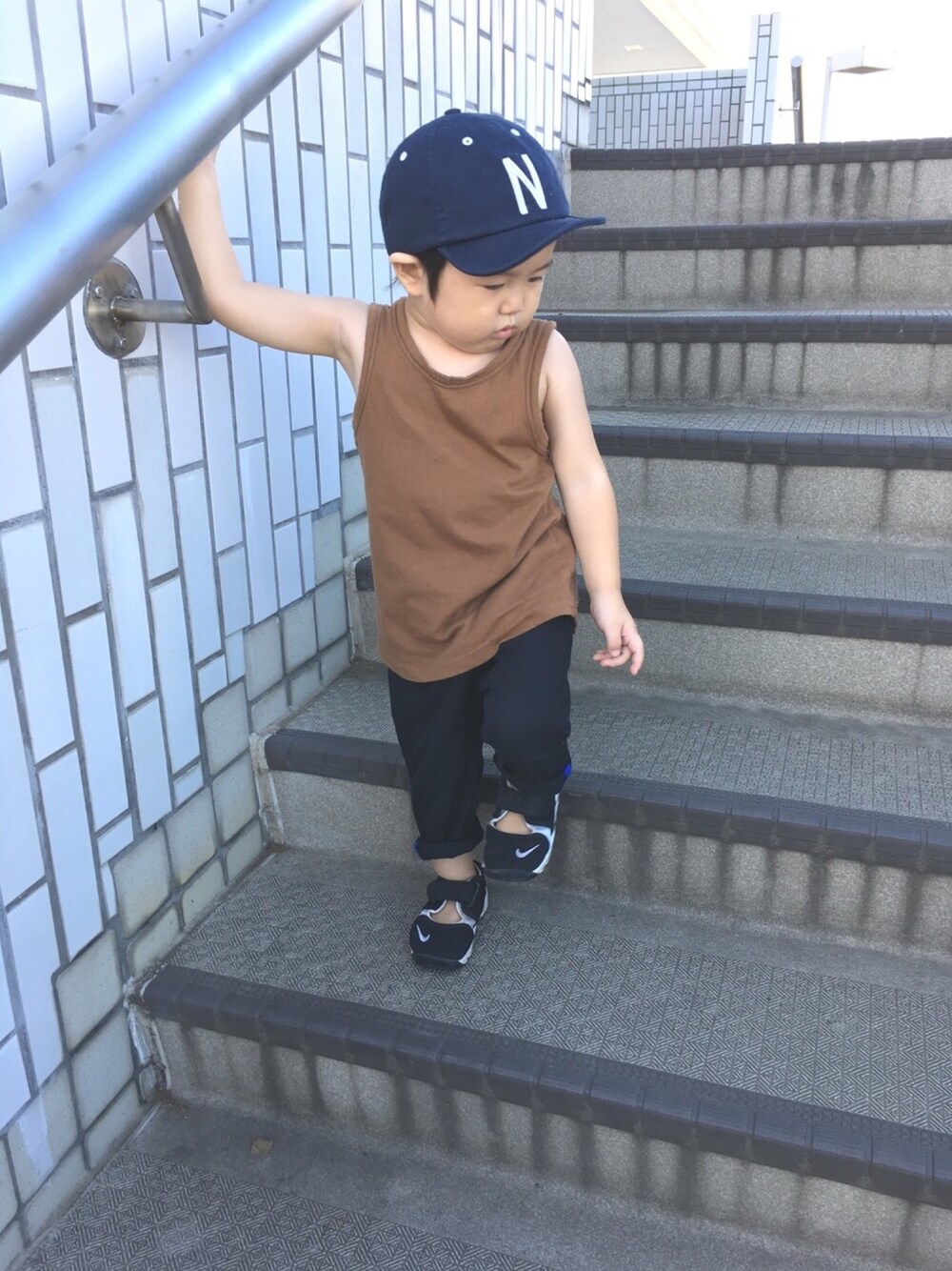 「kids、シンプル、スポーツサンダル、クライミングパンツ、3歳」｜「koreaのアイテム（タンクトップ、ブラウン系）」を使った、totoさん（キッズ・80cm）の夏コーディネートの1枚目の写真