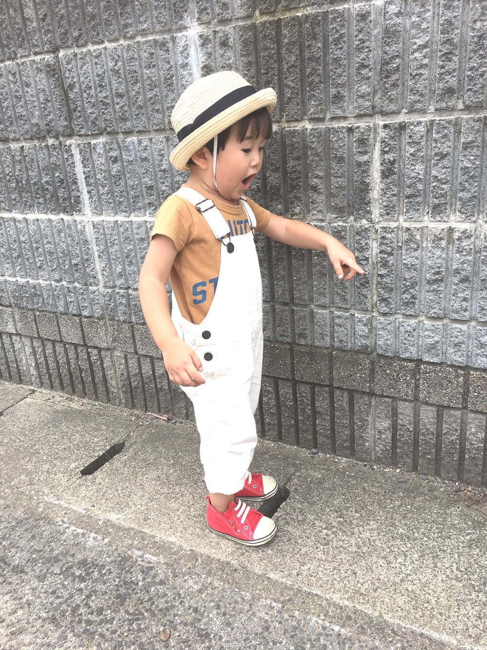 「kids、3歳、オーバーオール、シンプル」｜「URBAN RESEARCH DOORS KIDSのアイテム（Tシャツ/カットソー、ブラウン系）」を使った、totoさん（キッズ・80cm）の秋コーディネートの1枚目の写真