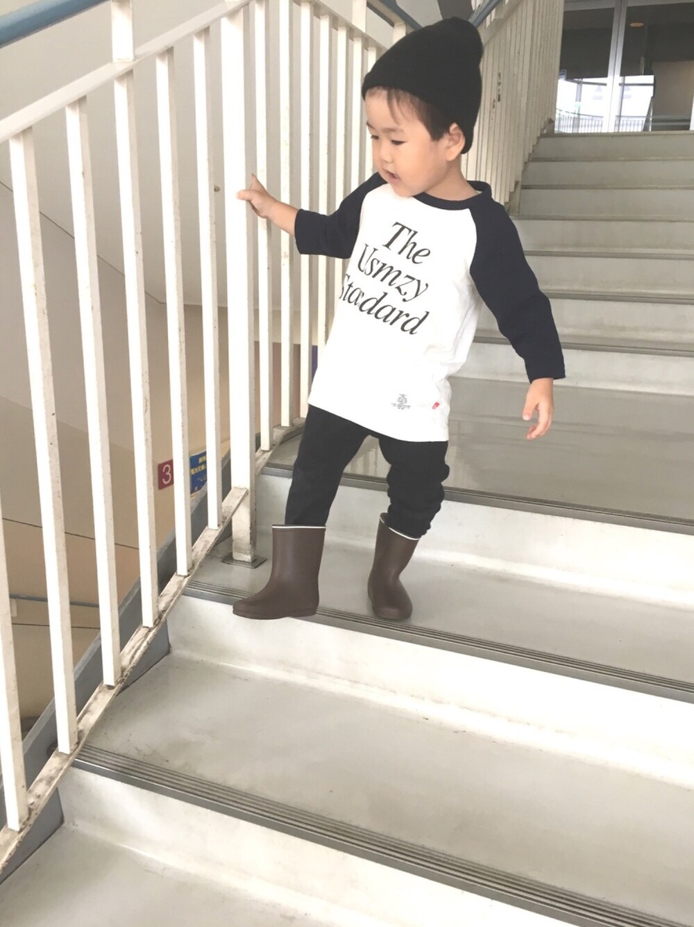 「kids、3歳、シンプル、雨の日コーデ」｜「Birthdayのアイテム（その他パンツ、ブラック系）」を使った、totoさん（キッズ・80cm）の秋コーディネートの1枚目の写真