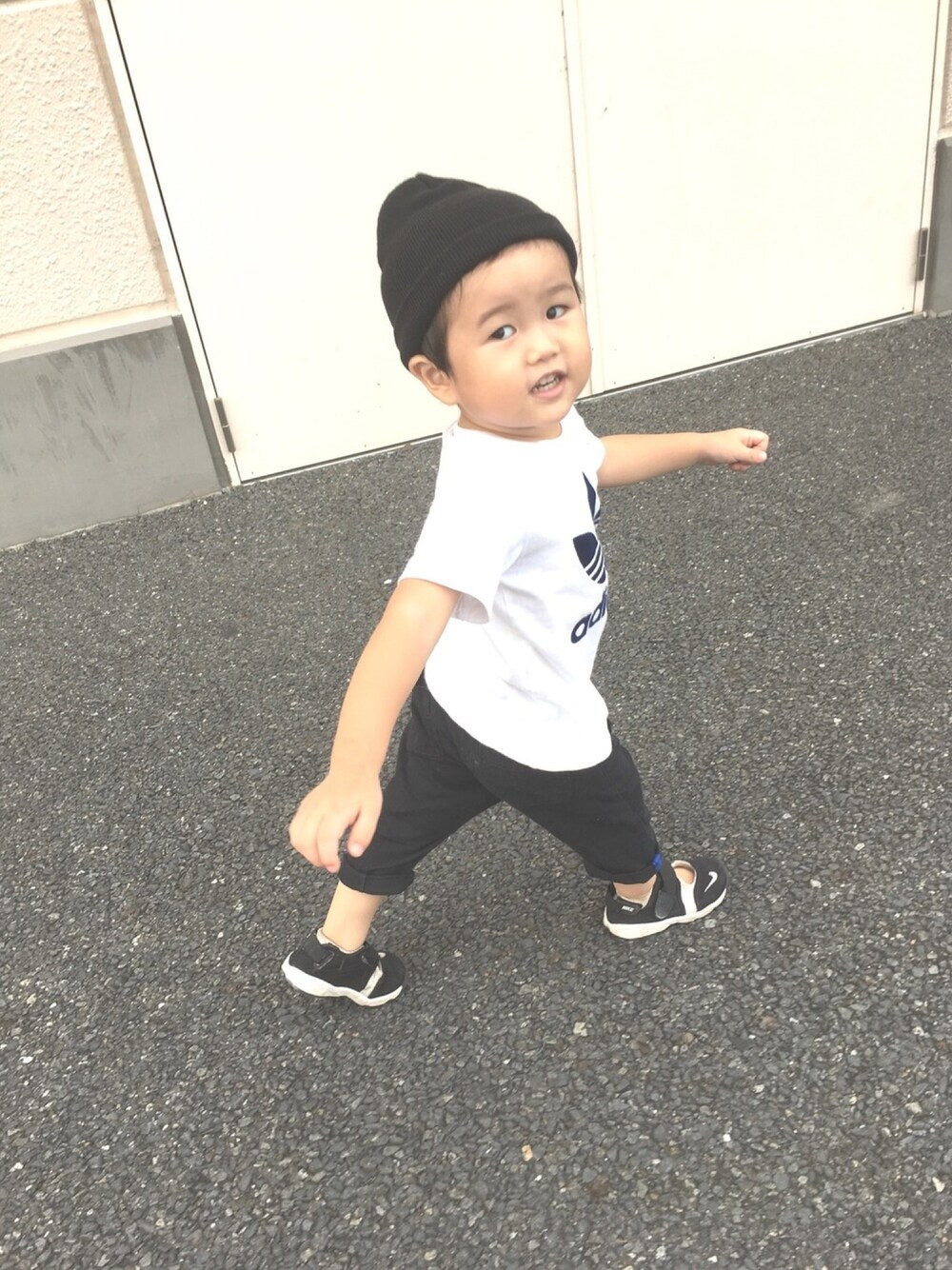 「kids、3歳、シンプルコーデ、モノトーン」｜「adidasのアイテム（Tシャツ/カットソー、ホワイト系）」を使った、totoさん（キッズ・80cm）の秋コーディネートの1枚目の写真