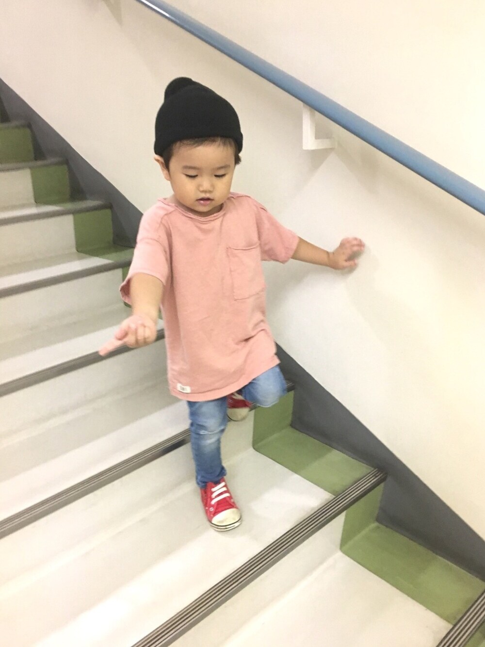 「kids、3歳、ピンクコーデ、赤コンバース」｜「ZARA KIDSのアイテム（Tシャツ/カットソー、ピンク系）」を使った、totoさん（キッズ・80cm）の秋コーディネートの1枚目の写真