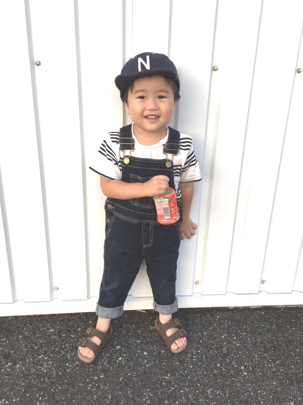 「kids、3歳、シンプル、オーバーオール」｜「petit mainのアイテム（Tシャツ/カットソー、ホワイト系）」を使った、totoさん（キッズ・80cm）の秋コーディネートの1枚目の写真