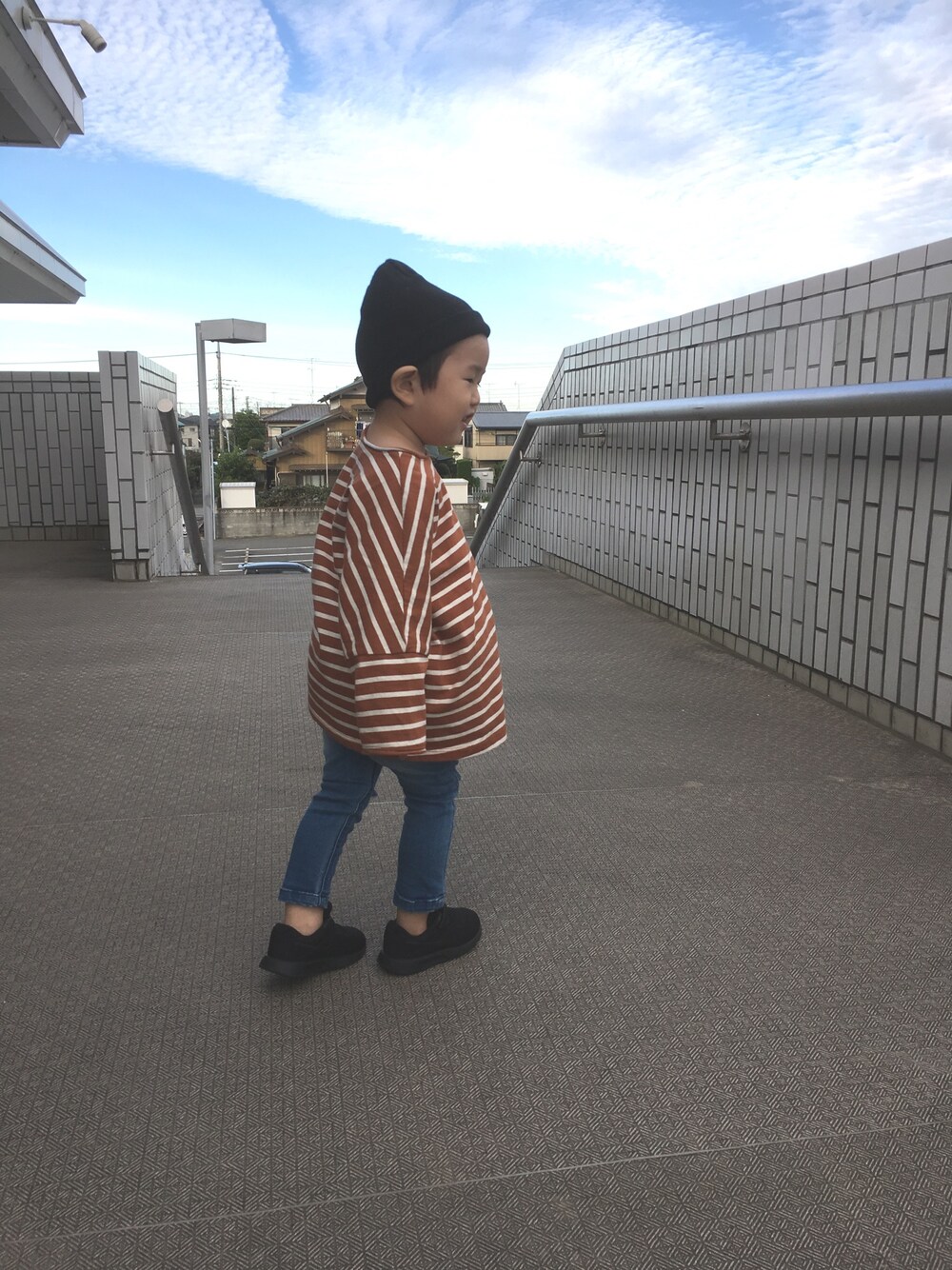 「kids、男の子、シンプル、韓国子供服、monmimi」｜「monmimiのアイテム（Tシャツ/カットソー、ブラウン系）」を使った、totoさん（キッズ・80cm）の秋コーディネートの1枚目の写真
