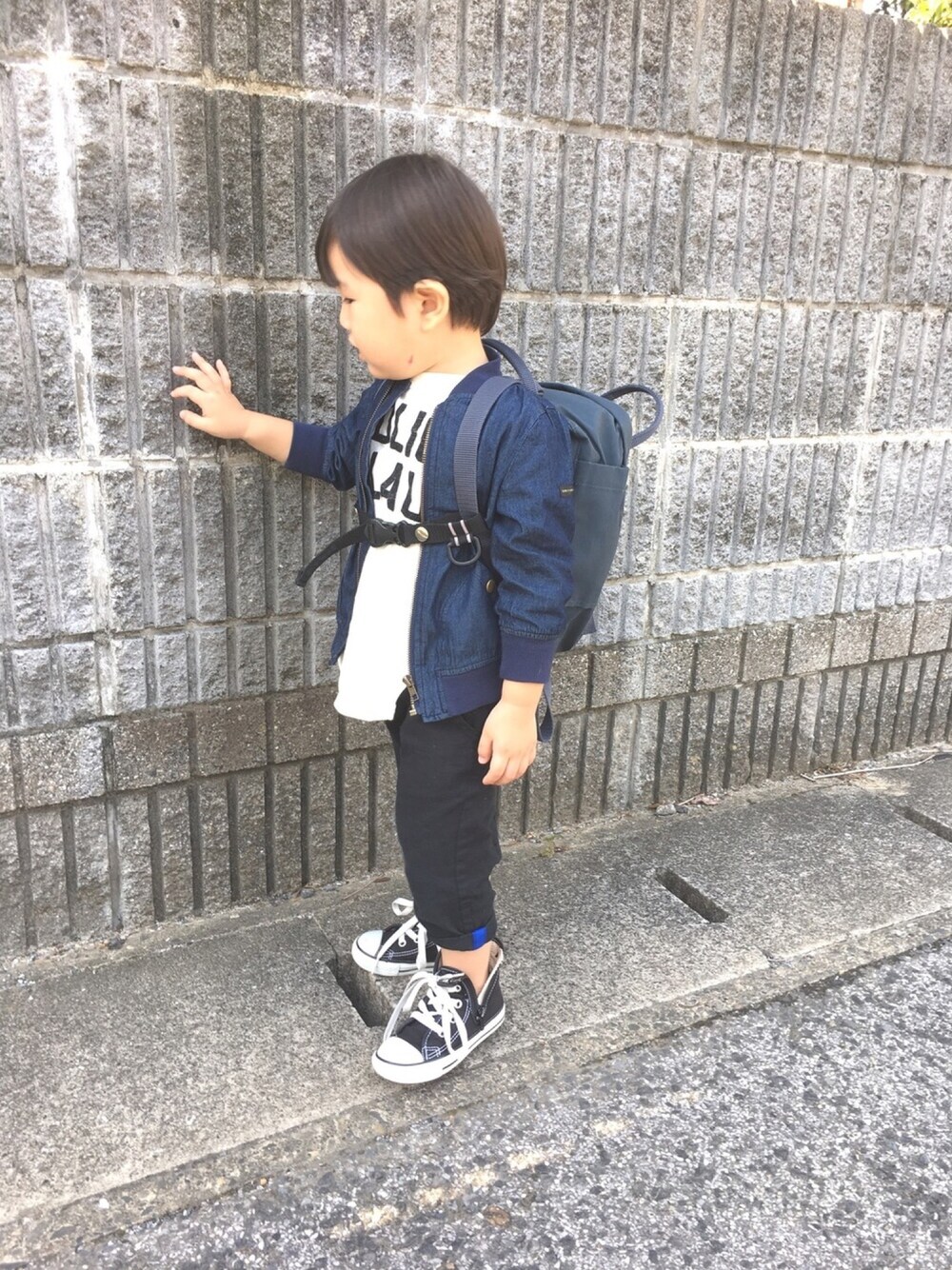 「 KIDS、3歳、シンプル、デニムジャケット」｜「COMECHATTO&CLOSETのアイテム（Tシャツ/カットソー、ホワイト系）」を使った、totoさん（キッズ・80cm）の秋コーディネートの1枚目の写真
