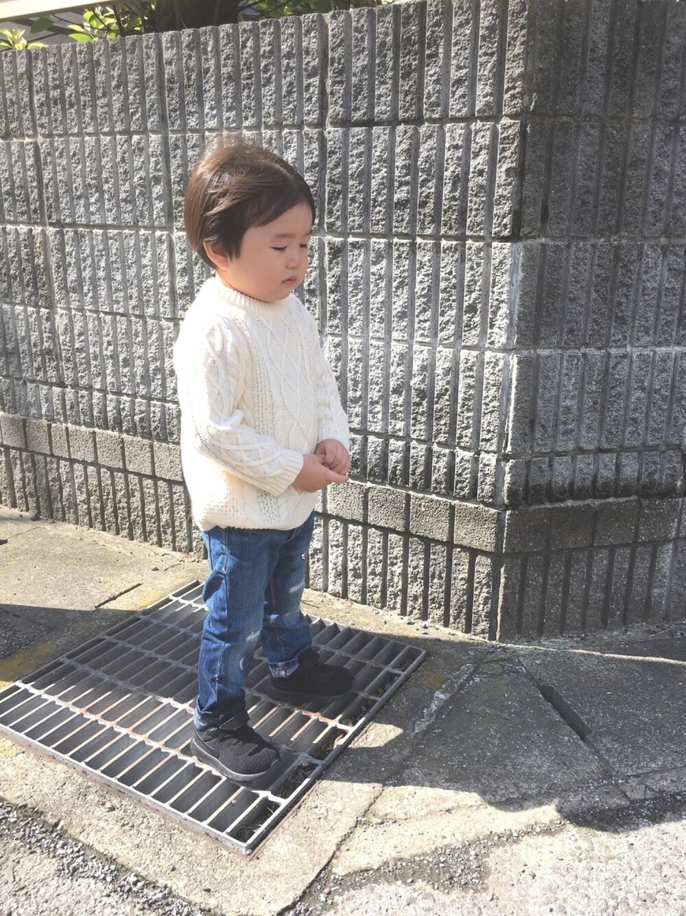 「 KIDS、3歳、シンプル、カジュアル、デニム」｜「Birthdayのアイテム（ニット/セーター、ホワイト系）」を使った、totoさん（キッズ・80cm）の秋コーディネートの1枚目の写真