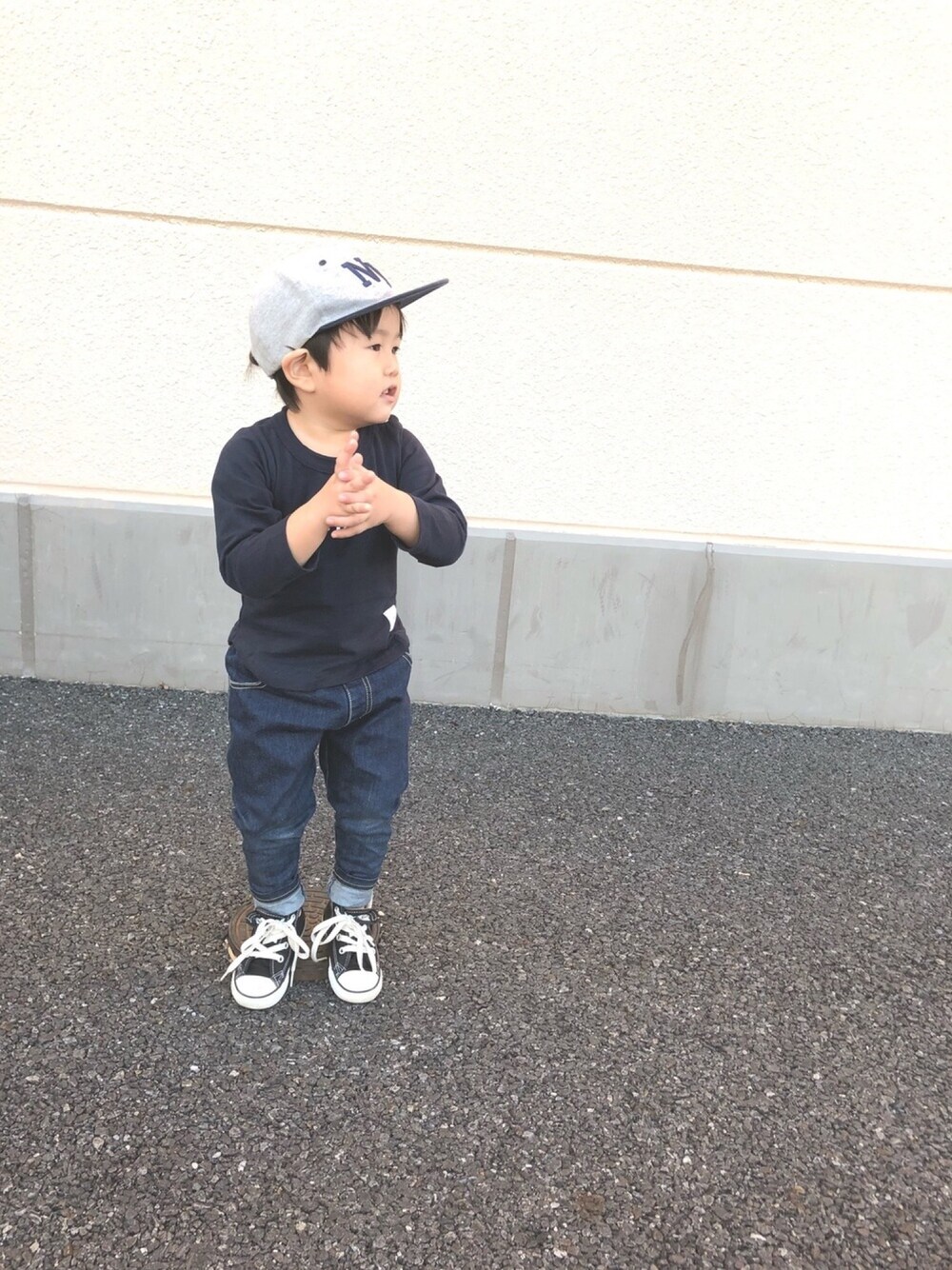 「kids、3歳、シンプルコーデ、ロゴT」｜「FOVのアイテム（Tシャツ/カットソー、ブルー系）」を使った、totoさん（キッズ・80cm）の秋コーディネートの1枚目の写真