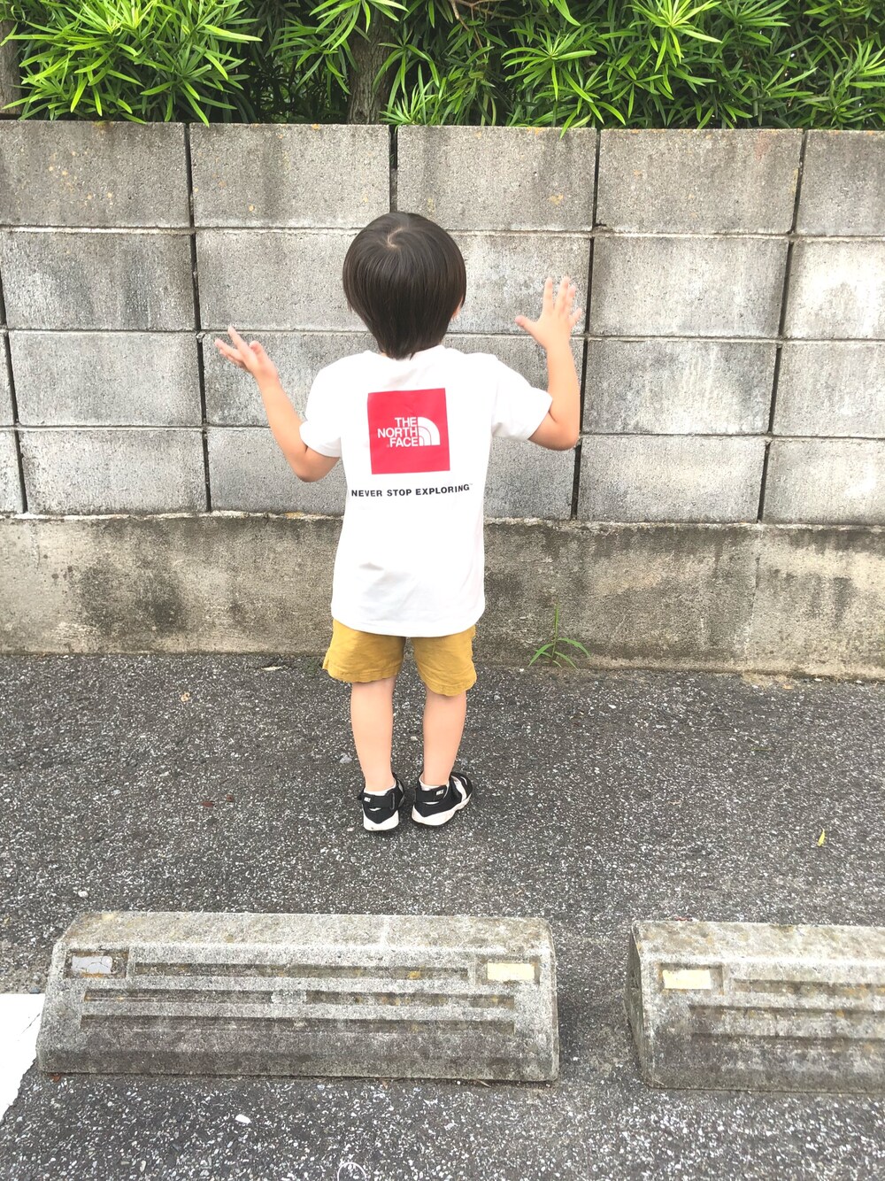 「男の子コーデ、シンプルコーデ、スポーツサンダル、イエロー、ノースフェイス、3歳」｜「THE NORTH FACEのTHE NORTH FACE/ショートスリーブスクエアロゴティー（Tシャツ/カットソー、ホワイト系）」を使った、totoさん（キッズ・80cm）の夏コーディネートの1枚目の写真