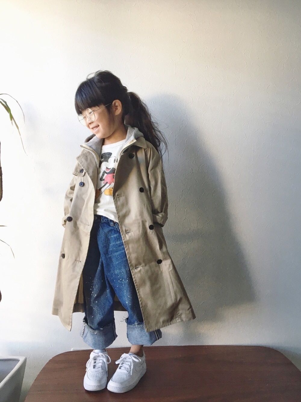 「トレンチコート、パーカー、ロングコート、白Tシャツ、ミッキー、グレーのパーカー、ワイドパンツ、デニムパンツ、エアフォースワン」｜「FITHのアイテム（トレンチコート、ベージュ系）」を使った、nanaさん（キッズ・110cm）の冬コーディネートの1枚目の写真