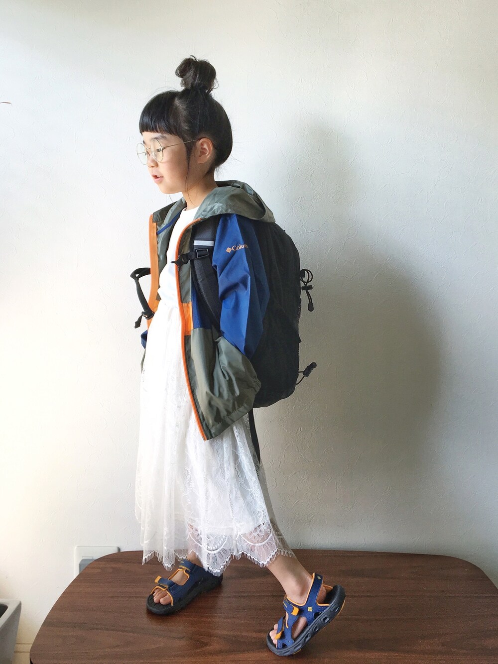 「マイコロンビア、ootd、アウトドアスタイル、Columbia、黒リュック、白Tシャツ、レーススカート、スポーツサンダル、ウインドブレーカー」｜「Columbiaの【KIDS】フラッシュバックウィンドブレーカーフルジップ（マウンテンパーカー、ブルー系）」を使った、nanaさん（キッズ・110cm）の春コーディネートの1枚目の写真