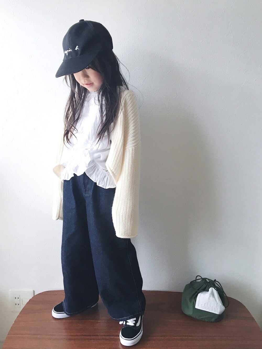 「ブラウス、フリル、カーディガン、ざっくりニット、ワイドパンツ、デニムパンツ、キャップ、スニーカー、シンプルコーデ、春コーデ」｜「CIAOPANIC TYPYの【ママとお揃い】フレアスリーブニットカーデ（カーディガン/ボレロ、ホワイト系）」を使った、nanaさん（キッズ・110cm）の春コーディネートの1枚目の写真