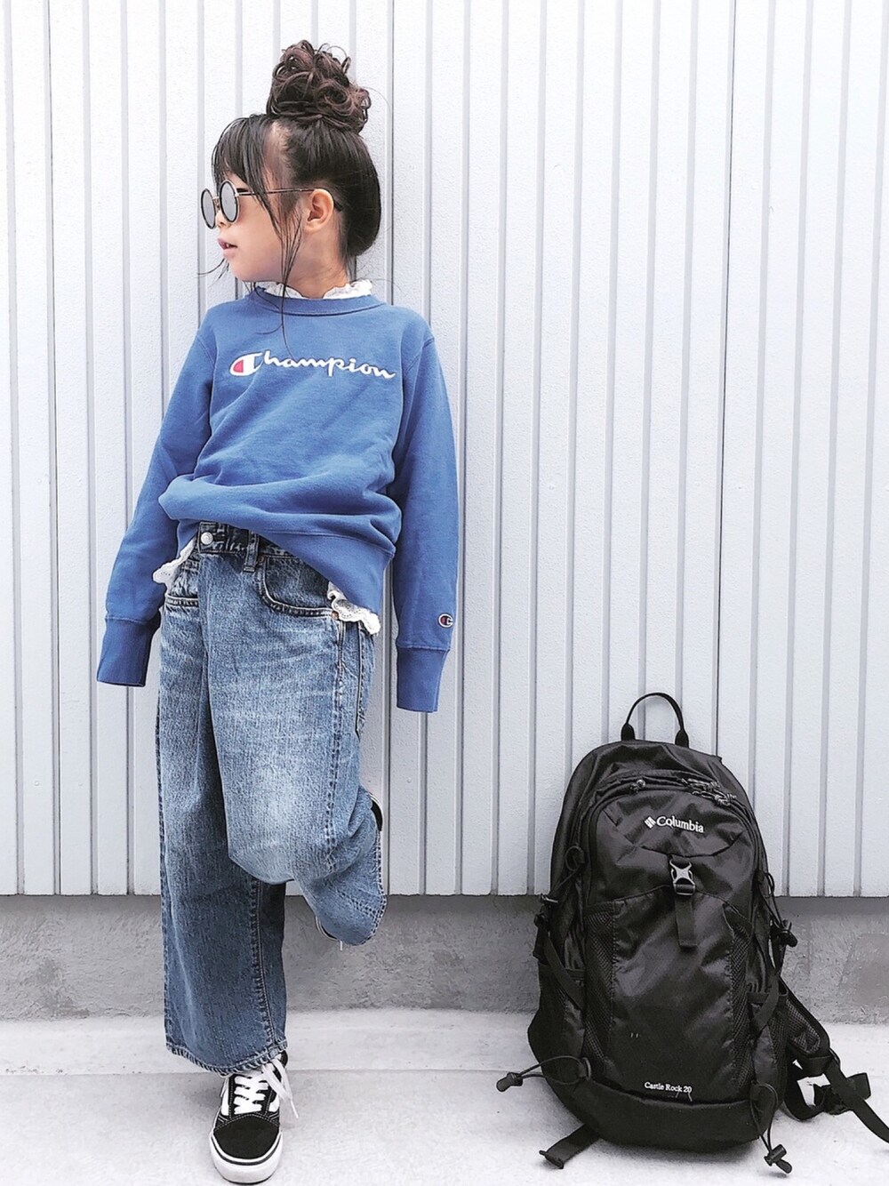 「にゃー、nya、ネコ、スウェット、チャンピオン、オーバーサイズ、デニムパンツ、レイヤードスタイル、オールドスクール、PR」｜「Championのにゃーとチャンピオンのキッズスウェット（スウェット、ブルー系）」を使った、nanaさん（キッズ・120cm）の冬コーディネートの1枚目の写真