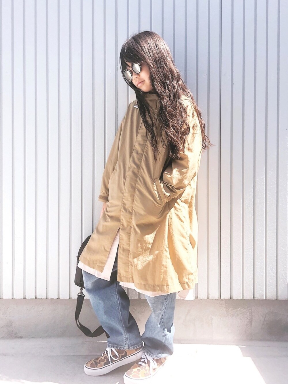 「パーカー、デニムパンツ、オーセンティック、迷彩、カモフラ、リュック、春コーデ、シンプルコーデ、キッズファッション、ワイドパンツ」｜「LOWRYS FARMのモンスターパーカー　860973（テーラードジャケット、ベージュ系）」を使った、nanaさん（キッズ・130cm）の春コーディネートの1枚目の写真