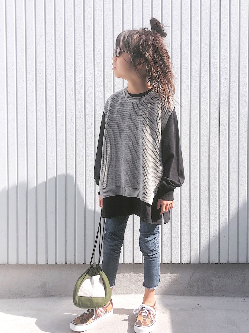 「春めきシューズ、ニットベスト、ロンT、レイヤードスタイル、デニムパンツ、巾着バッグ、VANS、春コーデ、オーバーサイズ、シンプルコーデ」｜「LOWRYS FARMのニットベスト　866481（ベスト、グレー系）」を使った、nanaさん（キッズ・140cm）の春コーディネートの1枚目の写真