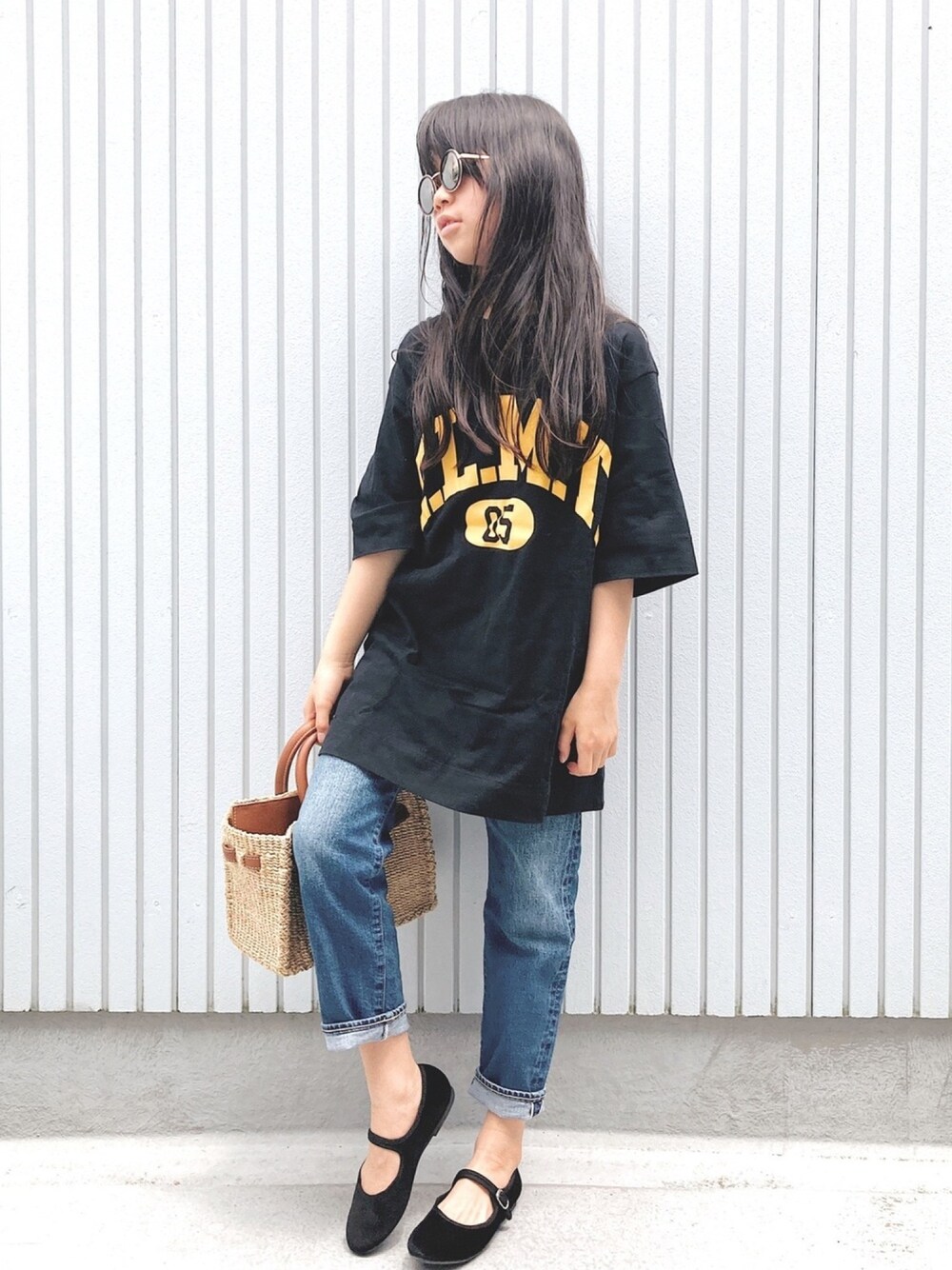 「これが私をアゲる服、Tシャツ、ロゴT、デニムパンツ、バレエシューズ、かごバッグ、夏コーデ、ゆるコーデ、オーバーサイズ、シンプルコーデ」｜「THE SHINZONEのE.L.M.T Tシャツ（Tシャツ/カットソー、グレー系）」を使った、nanaさん（キッズ・140cm）の春コーディネートの1枚目の写真