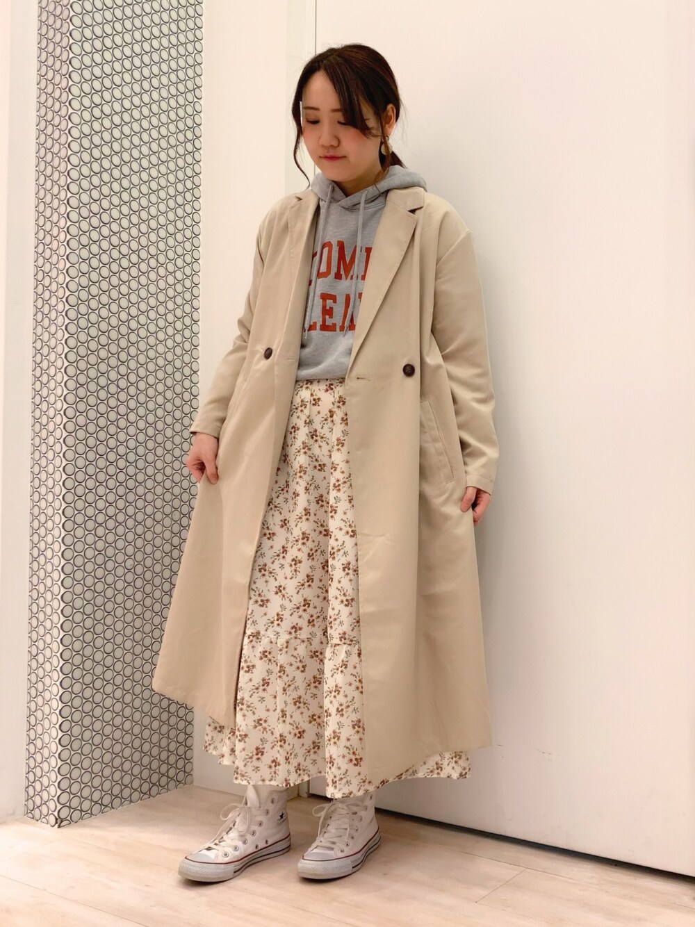 「パーカー、花柄スカート、ティアードスカート、トレンチコート、オーバーサイズ、大人カジュアル、春コーデ、おしゃれさんと繋がりたい、Green Parks」｜「Green　Parksのオーバートレンチコート 〇＜スプリングコート＞（トレンチコート、ベージュ系）」を使った、ちひろさん（レディース・155cm）の春コーディネートの1枚目の写真