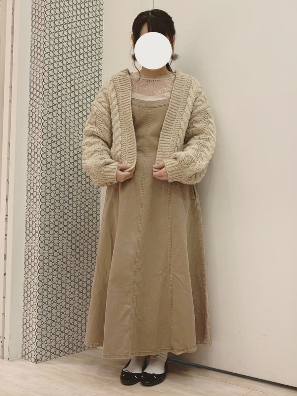 「ワンピース、ベージュ、大人ガーリー、低身長、ワントーンコーデ、大人コーデ、秋のコーデ、おしゃれさんと繋がりたい、Green Parks、earth music&ecology」｜「Sugar spoonの・SUGAR SPOON パネル切替ジャンパースカート（サロペット/オーバーオール、ベージュ系）」を使った、ちひろさん（レディース・154cm）の秋コーディネートの1枚目の写真