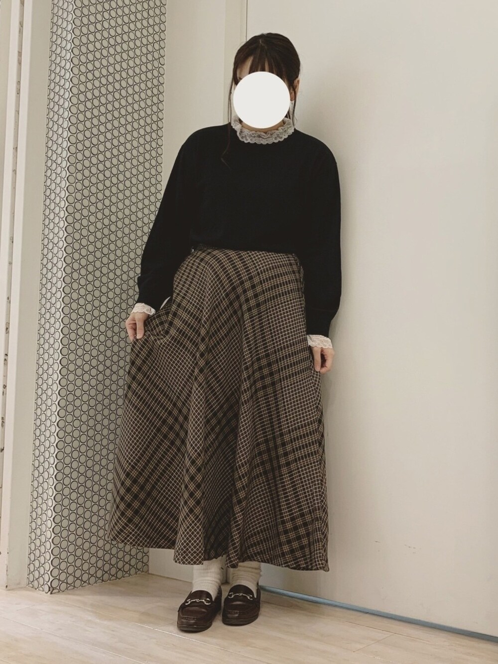 ブラック系のスカート、ブルー系のニット/セーター、その他のその他を着用したレディースの秋コーディネートの1枚目の写真