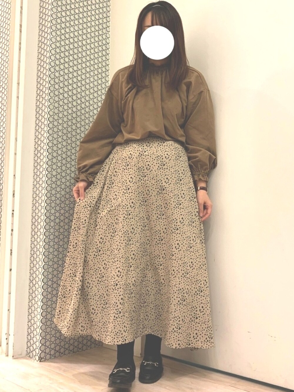 ブラウン系のシャツ/ブラウス、ホワイト系のスカート、ゴールド系のカチューシャを着用したレディースの秋コーディネートの1枚目の写真