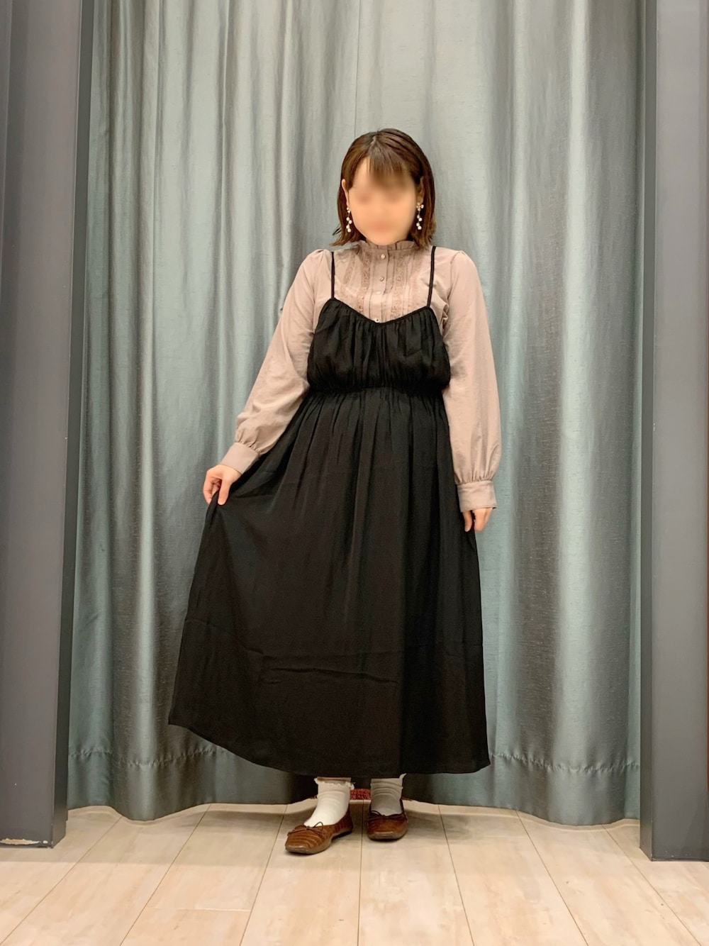 「ブラウス、ワンピース、クラシカル、ベージュ、秋のコーデ、大人ガーリー、キャミワンピ、Green Parks、おしゃれさんと繋がりたい、ELENCARE DUE」｜「ELENCARE DUEの・ELENCARE DUE プチハイネックブラウス＊（シャツ/ブラウス、ベージュ系）」を使った、ちひろさん（レディース・154cm）の夏コーディネートの1枚目の写真