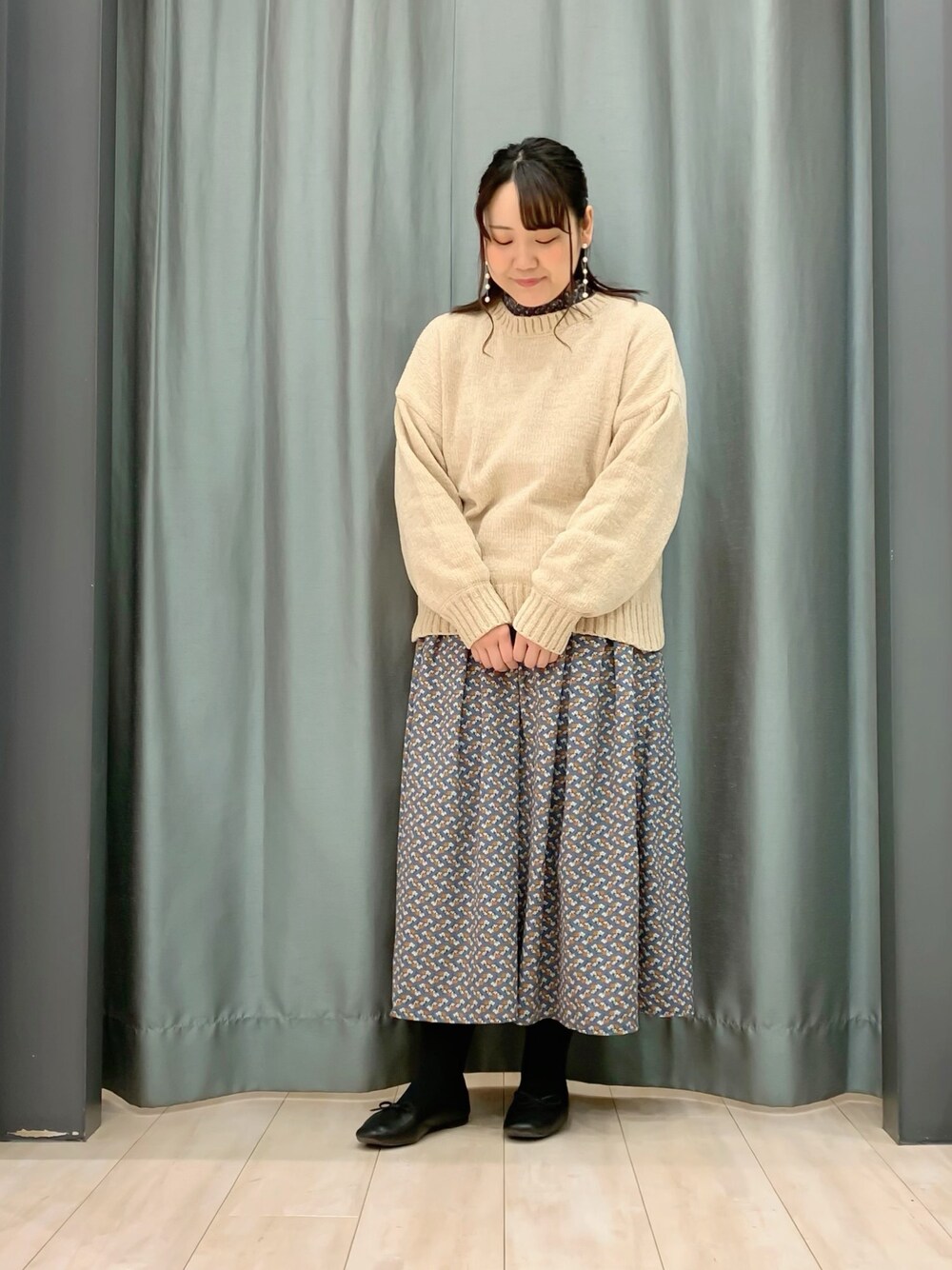 ホワイト系のニット/セーター、ブルー系のワンピース、ブラック系のパンプスを着用したレディースの冬コーディネートの1枚目の写真