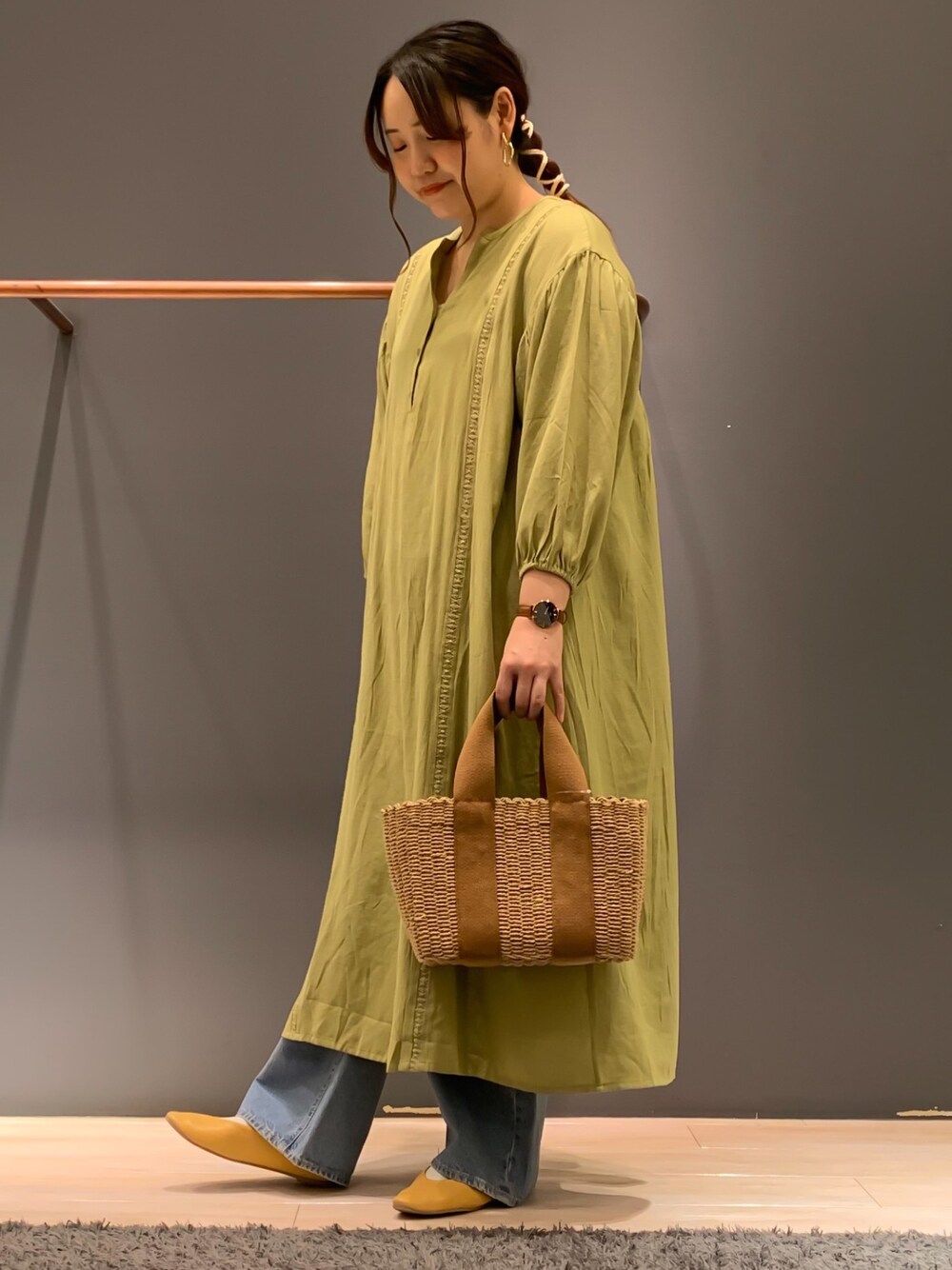 「ワンピース、大人カジュアル、ワイドパンツ、デニムパンツ、春コーデ、chocol raffine robe、グリーンパークス、Green Parks、おしゃれさんと繋がりたい、furryrate」｜「Furryrateの・furry rate ハシゴレース＆ピンタックワンピ＊＊（ワンピース、グリーン系）」を使った、ちひろさん（レディース・154cm）の春コーディネートの1枚目の写真