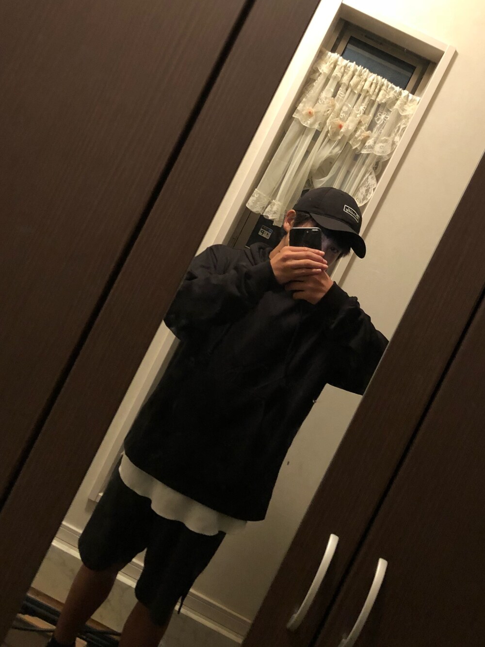 「iPhone8+のアイテム（財布/小物、ブラック系）」を使った、Raikiさん（メンズ・270cm）の秋コーディネートの1枚目の写真