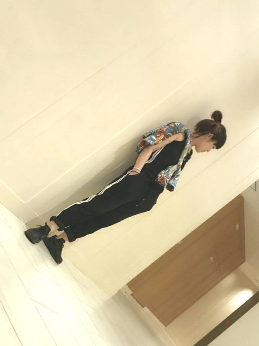 「スウェットパンツ、カジュアル、シンプル、オールインワン、Hysteric Glamour、パイル地、夏コーデ、ヒステリックグラマー、ハラチ、新宿伊勢丹」｜「HYSTERIC GLAMOURのスタッズシルエットバングル（バングル/リストバンド、シルバー系）」を使った、tomoさん（レディース・157cm）の夏コーディネートの1枚目の写真