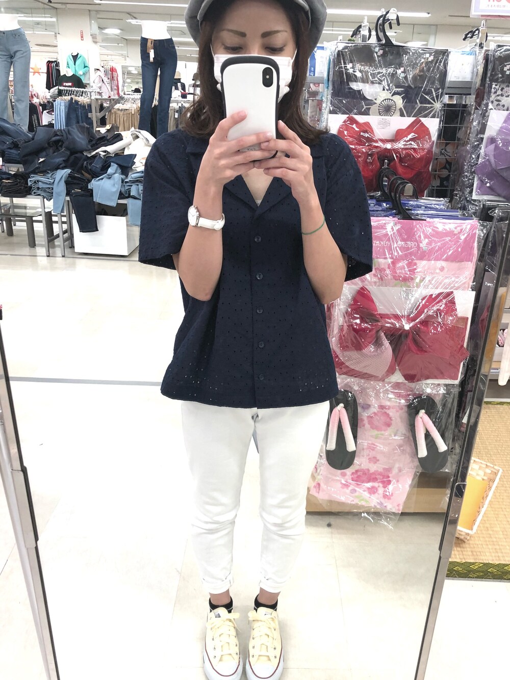 ホワイト系のデニムパンツ、ホワイト系のスニーカー、ブルー系のシャツ/ブラウスを着用したレディースの夏コーディネートの1枚目の写真