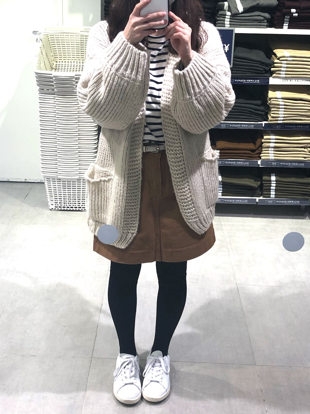 「シンプル、カジュアル、今日のコーデ、ニット、おしゃれさんと繋がりたい、ざっくりニット」｜「ＡＮＤＪのビッグシルエットボリュームスリーブニットカーディガン（カーディガン/ボレロ、ホワイト系）」を使った、asamiさん（レディース・148cm）の秋コーディネートの1枚目の写真
