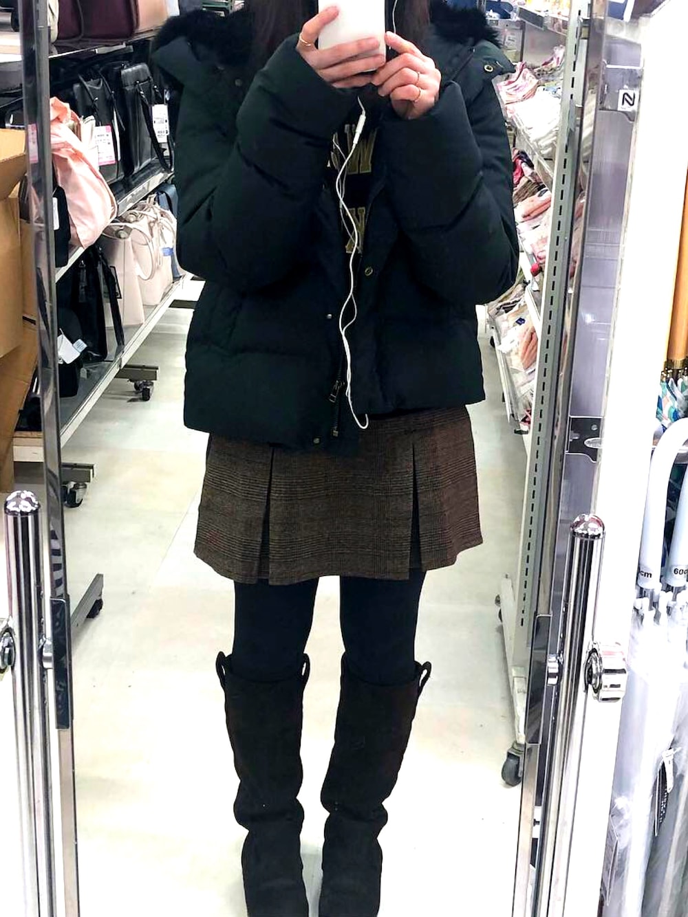 「冬コーデ、シンプル、大人カジュアル、おしゃれさんと繋がりたい、ootd、ラフ、低身長コーデ」｜「URBAN RESEARCHのラビットフードストレッチショートダウン（ダウンジャケット/コート、ブラック系）」を使った、asamiさん（レディース・148cm）の冬コーディネートの1枚目の写真