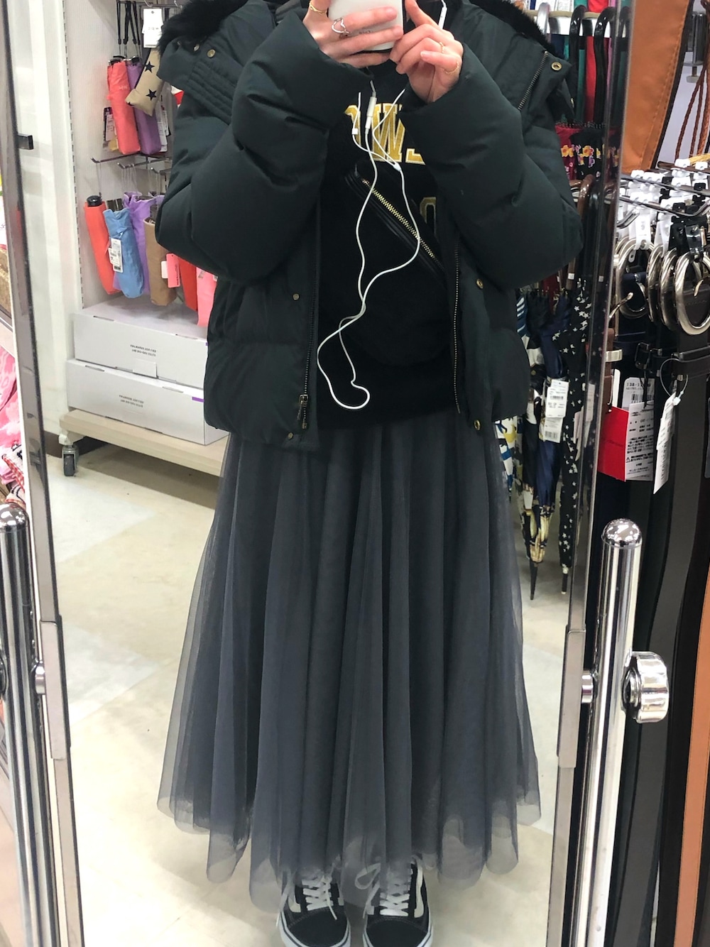 「休日コーデ、カジュアル、スニーカー、低身長、おしゃれさんと繋がりたい」｜「URBAN RESEARCHのラビットフードストレッチショートダウン（ダウンジャケット/コート、ブラック系）」を使った、asamiさん（レディース・148cm）の冬コーディネートの1枚目の写真