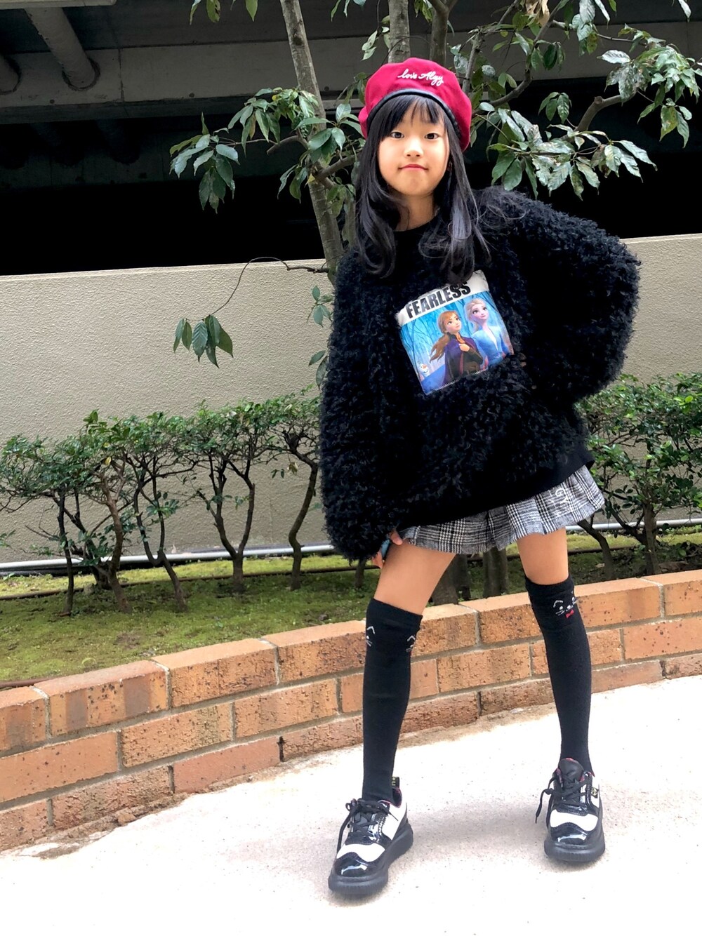 ブラック系のTシャツ/カットソー、ブラック系のその他パンツ、ホワイト系のスニーカーを着用したキッズの冬コーディネートの1枚目の写真