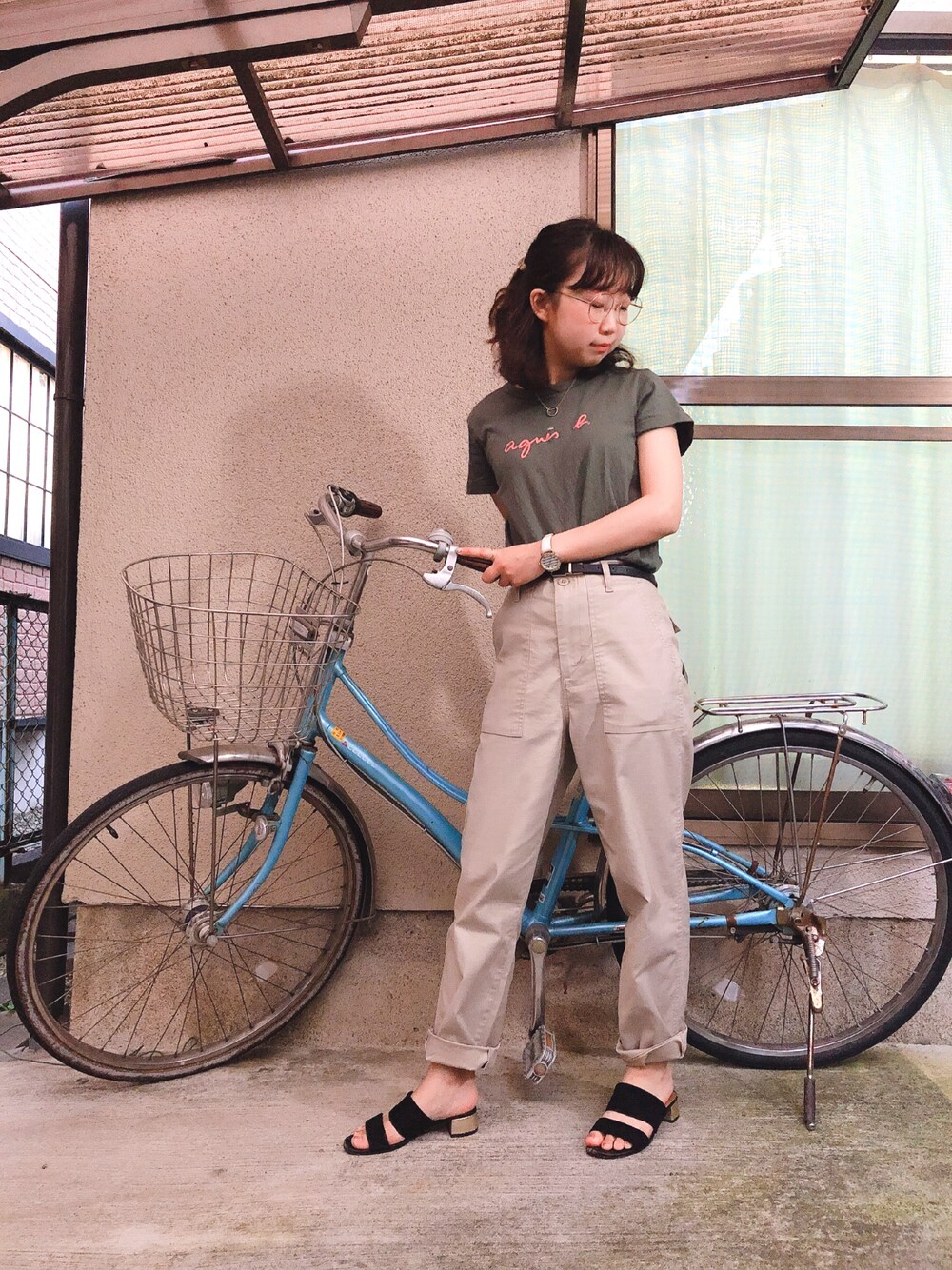 ホワイト系のその他パンツ、ブラック系のサンダル、グリーン系のTシャツ/カットソーを着用したレディースの夏コーディネートの1枚目の写真