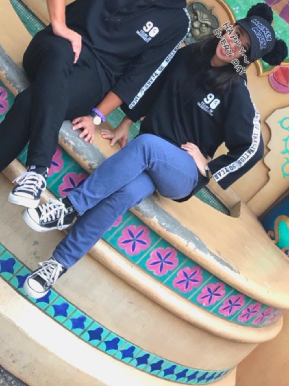 ブルー系のデニムパンツを着用したレディースの秋コーディネートの1枚目の写真