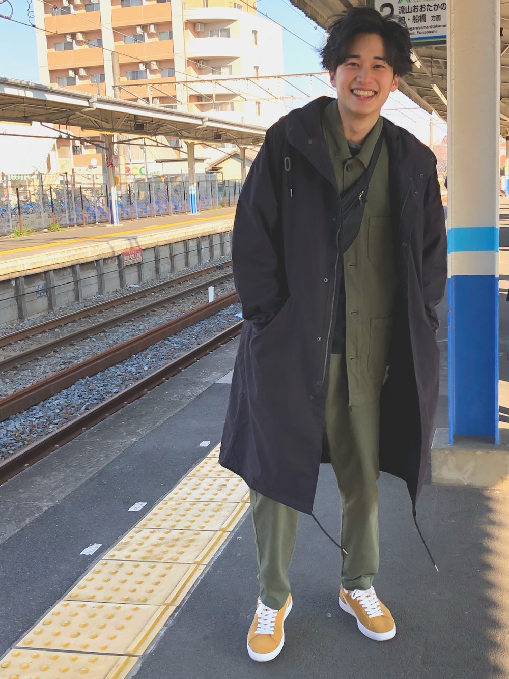「セットアップ、モッズコート、UNIQLO、サーマル、ヘンリーネック、カーキ、ネイビー、PUMA、スニーカー、マスタード」｜「UNIQLOのウォッシュジャージーワークジャケット（ブルゾン、グリーン系）」を使った、すけさん（メンズ・171cm）の春コーディネートの1枚目の写真