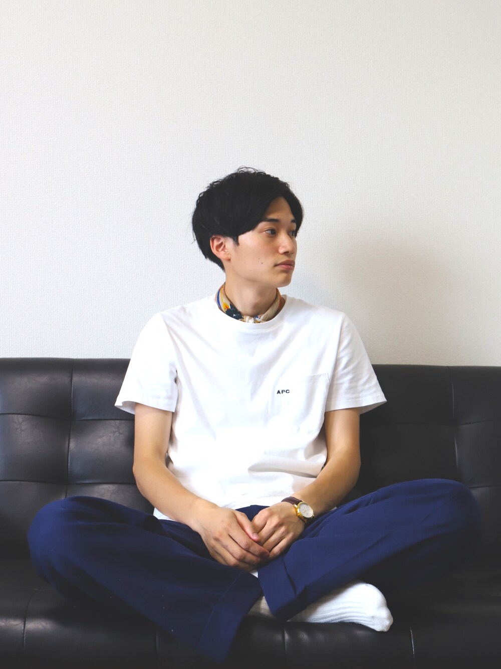 ホワイト系のTシャツ/カットソー、ブルー系のスラックス、イエロー系のスニーカーを着用したメンズの夏コーディネートの1枚目の写真