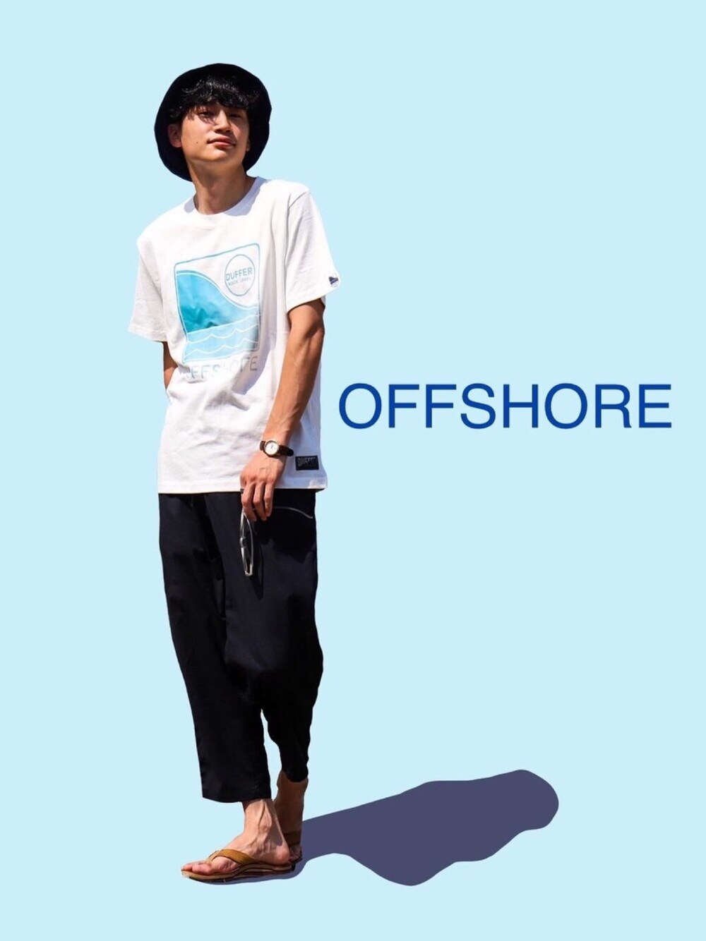 ホワイト系のTシャツ/カットソー、ブラック系のスラックス、ベージュ系のサンダルを着用したメンズの夏コーディネートの1枚目の写真