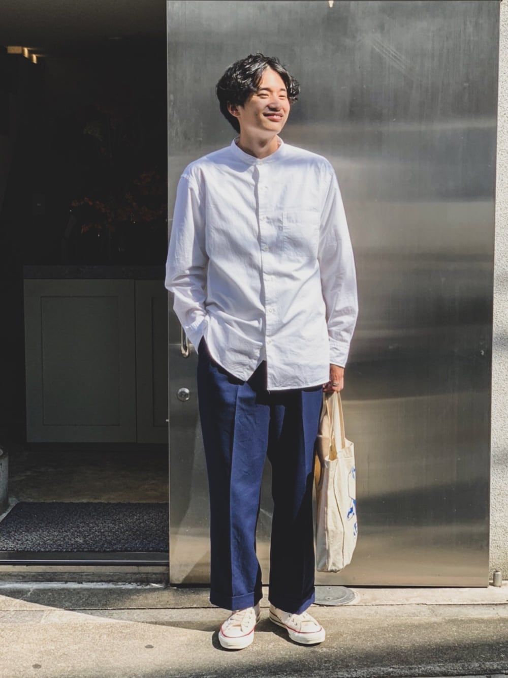 「秋コーデ、シンプル、スタンドカラー、白シャツ、UNIQLO、スラックス、vintage、ワイドパンツ、スニーカー、converse」｜「UNIQLOのMEN リネンコットンスタンドカラーシャツ（半袖）（シャツ/ブラウス、ホワイト系）」を使った、すけさん（メンズ・171cm）の秋コーディネートの1枚目の写真
