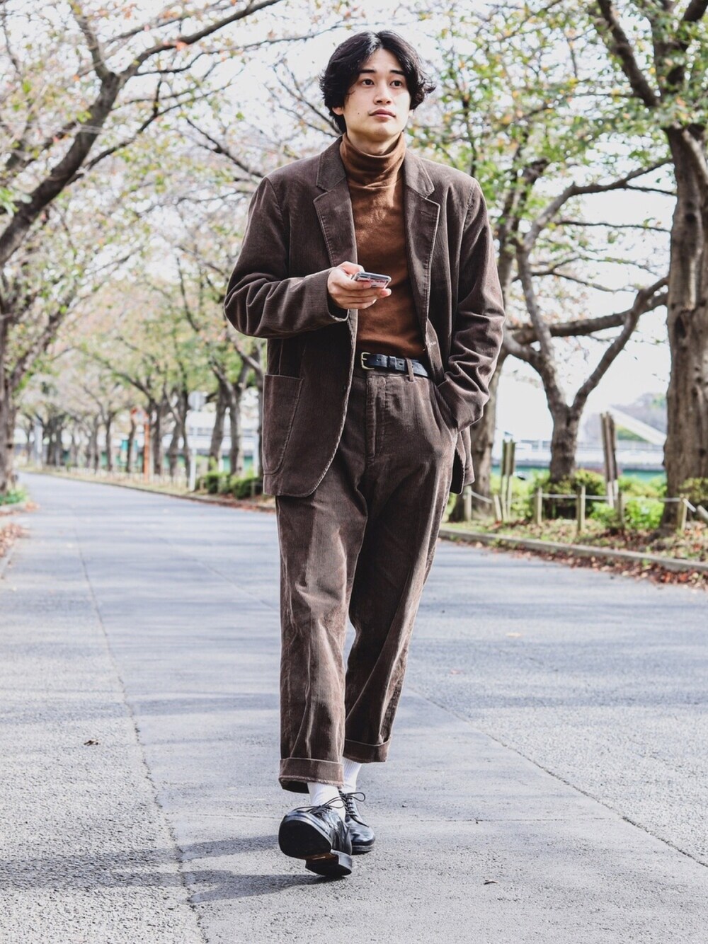 「セットアップ、ブラウン、ワントーンコーデ、タートルネック、ユニクロ、UNIQLO、革靴、CAMINANDO、秋コーデ、ハロウィン」｜「UNIQLOのタートルネックT（長袖）（Tシャツ/カットソー、ブラウン系）」を使った、すけさん（メンズ・171cm）の秋コーディネートの1枚目の写真