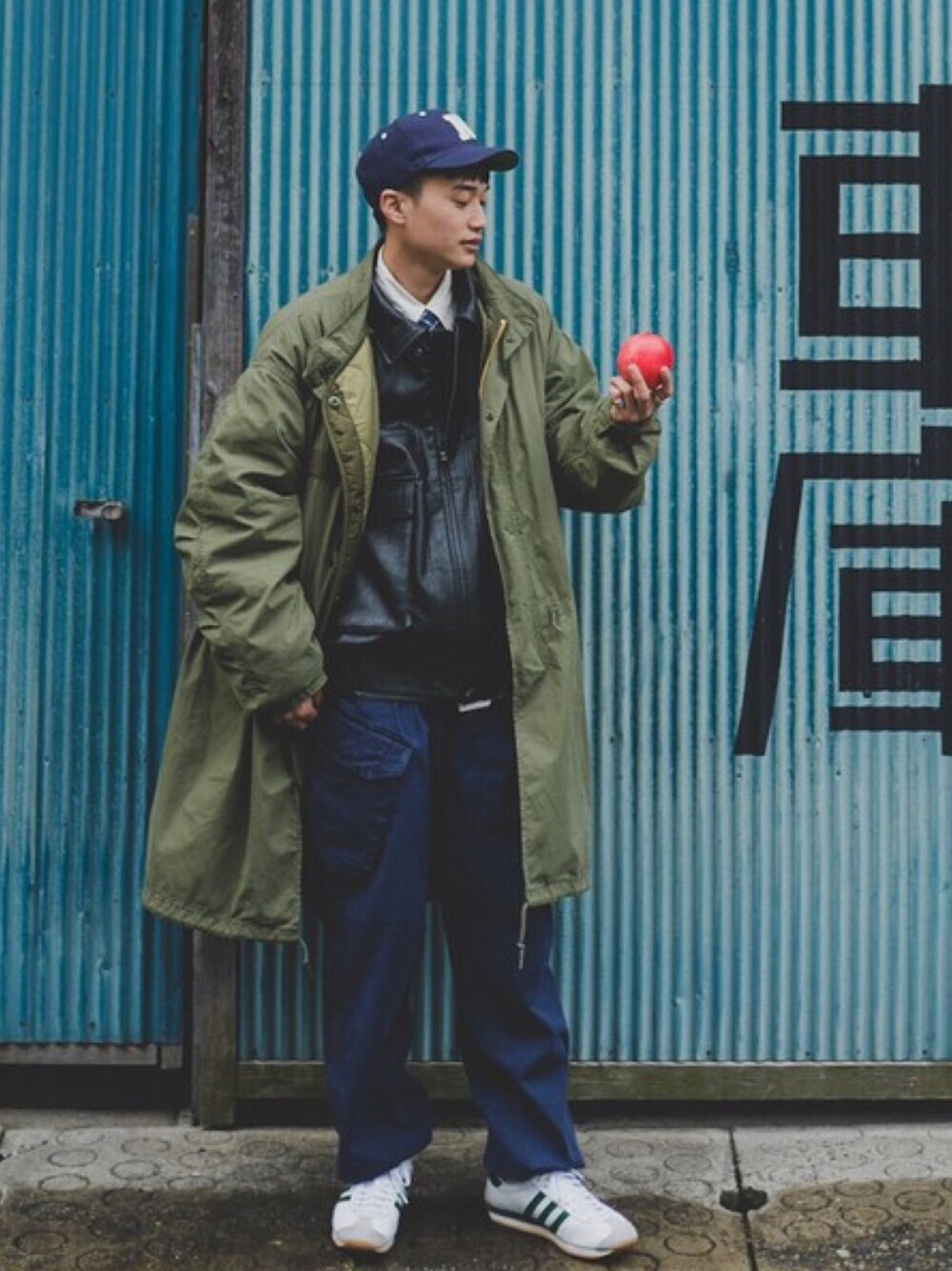 「年末WEAR感謝祭、オーバーコート、レイヤードスタイル、レザージャケット、M-65、ミリタリー、カーゴパンツ、キャップ、マイベストコーデ2020、クリスマス」｜「BEAMSの▲◎BEAMS / メルトン 6パネルキャップ 16FW（キャップ、ブルー系）」を使った、すけさん（メンズ・171cm）の冬コーディネートの1枚目の写真