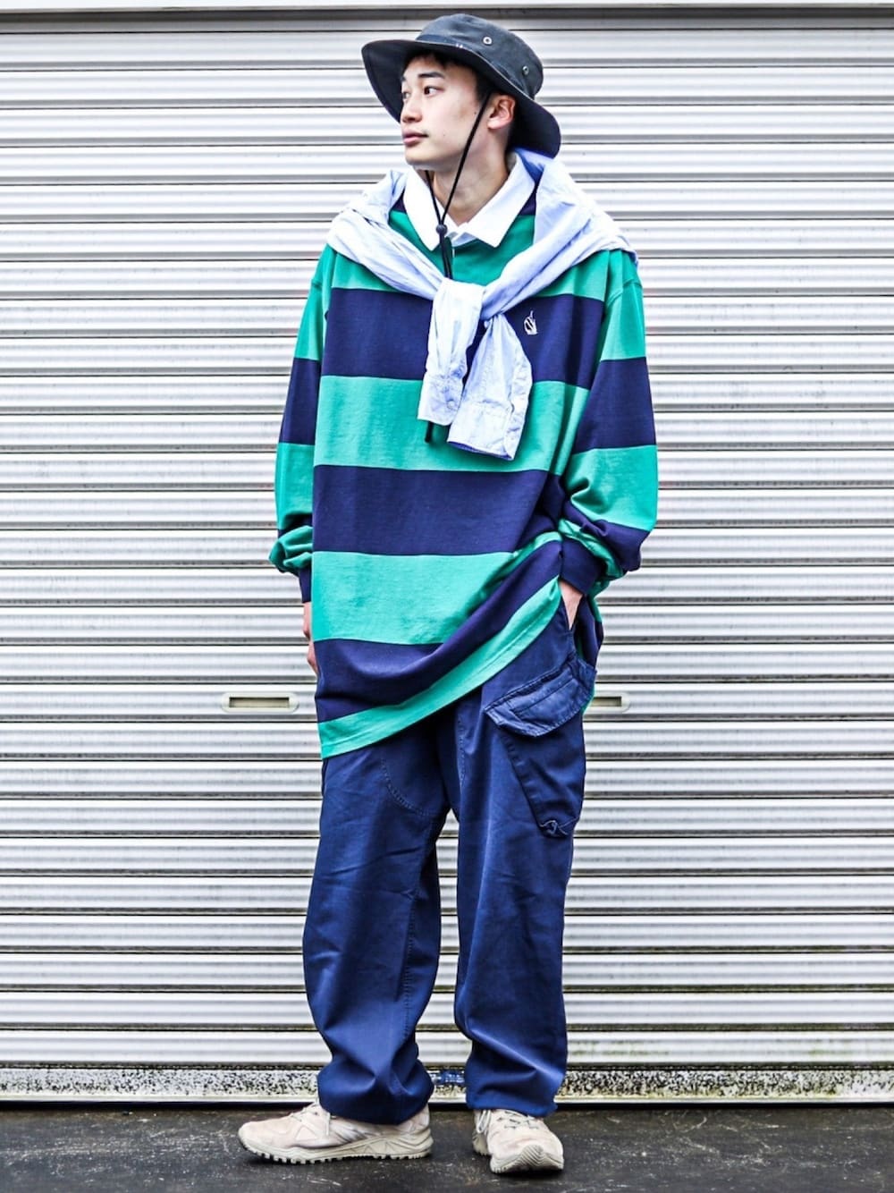 その他のTシャツ/カットソー、ブルー系のシャツ/ブラウス、ブルー系のカーゴパンツを着用したメンズの春コーディネートの1枚目の写真