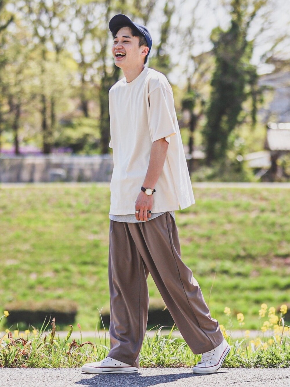 ベージュ系のTシャツ/カットソー、ベージュ系のその他パンツ、ベージュ系のスニーカーを着用したメンズの春コーディネートの1枚目の写真