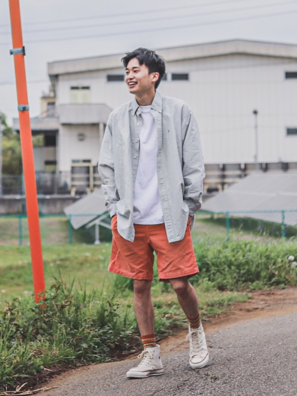 グリーン系のシャツ/ブラウス、ホワイト系のTシャツ/カットソー、オレンジ系のチノパンツを着用したメンズの春コーディネートの1枚目の写真