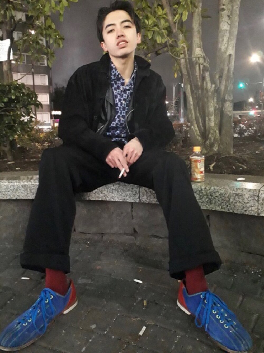 「カットオフ、インナーライダース、レイヤードスタイル、柄シャツ、かきあげ前髪」｜「usedのアイテム（ライダースジャケット、ブラック系）」を使った、おるかさん（メンズ・171cm）の春コーディネートの1枚目の写真