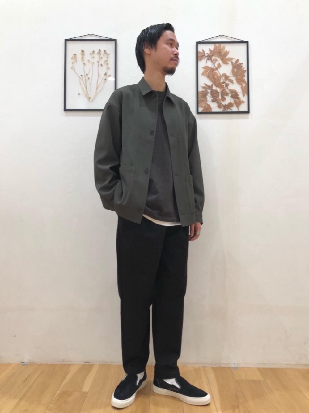 ブラック系のスニーカー、ブラック系のTシャツ/カットソー、ブラウン系のカバーオールを着用したメンズの夏コーディネートの1枚目の写真